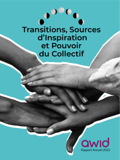 Couverture du rapport annuel 2022 de l'AWID. La couverture est bleu clair et montre un groupe de personnes se donnant la main. Au-dessus du texte « Transitions, Sources d’Inspiration et Pouvoir du Collectif », il y a un demi-cercle formé de petites lunes, représentant les transitions.